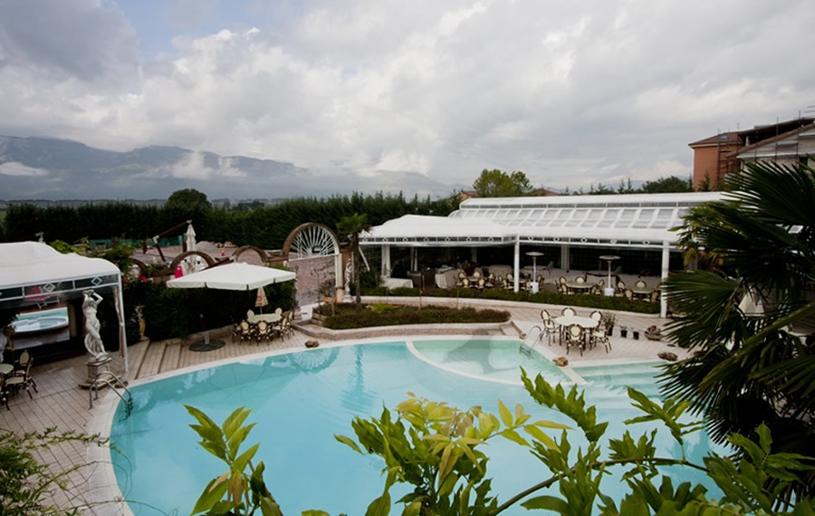 Esterno del Grand Hotel Osman con piscina