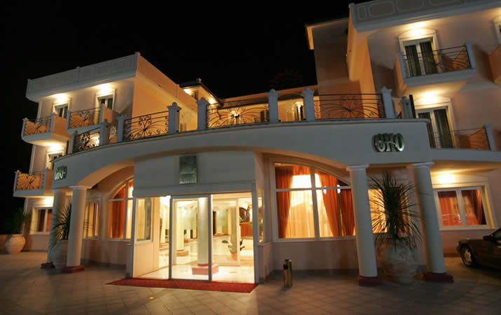 Esterno notturno del Grand Hotel Osman