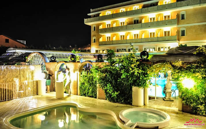 Piscina notturna del Grand Hotel Osman