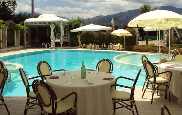 Ristorante a bordo piscina