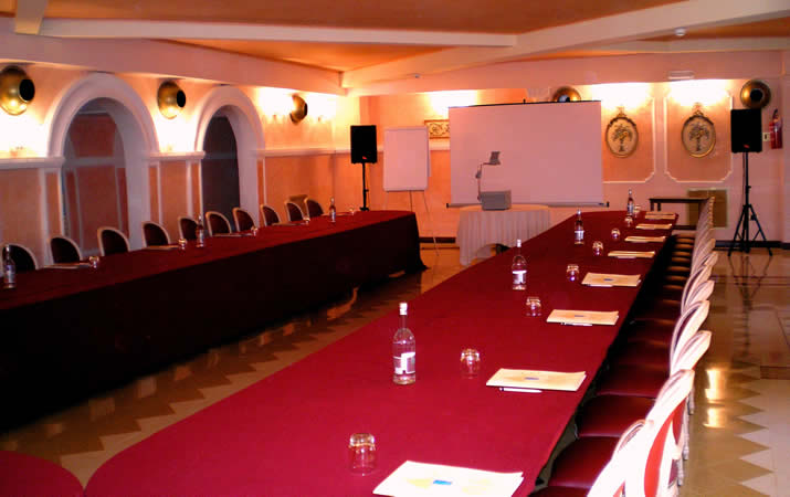 Sala congressi con disposizione a ferro di cavallo